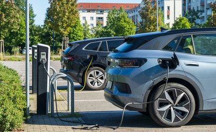 Pod względem liczby aut przypadających na jeden punkt ładowania, Polska z ośmioma samochodami na pun