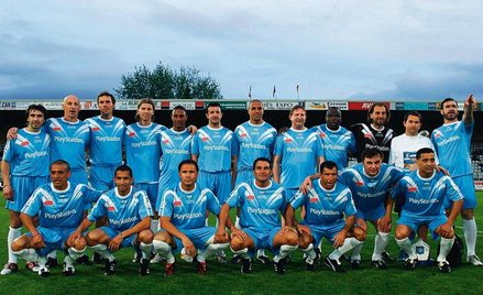 Oldboje Auxerre: Andrzej Szarmach (stoi piąty z prawej), Basile Boli (stoi czwarty z prawej), Eric C
