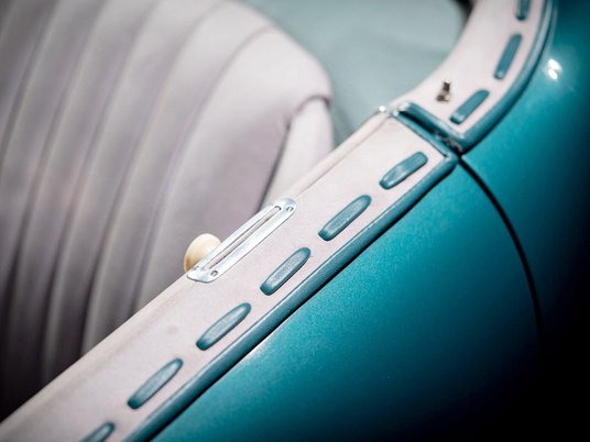 Wnętrze w białej tapicerce wprost hipnotyzuje. Włoscy styliści dbają o szczegóły – grubo przeszywany