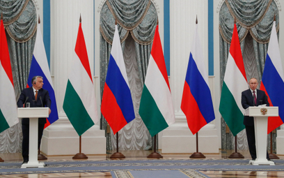 Przez ostatnią dekadę Viktor Orbán (z prawej) pracowicie budował przyjacielskie relacje z Kremlem i 