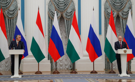 Przez ostatnią dekadę Viktor Orbán (z prawej) pracowicie budował przyjacielskie relacje z Kremlem i 