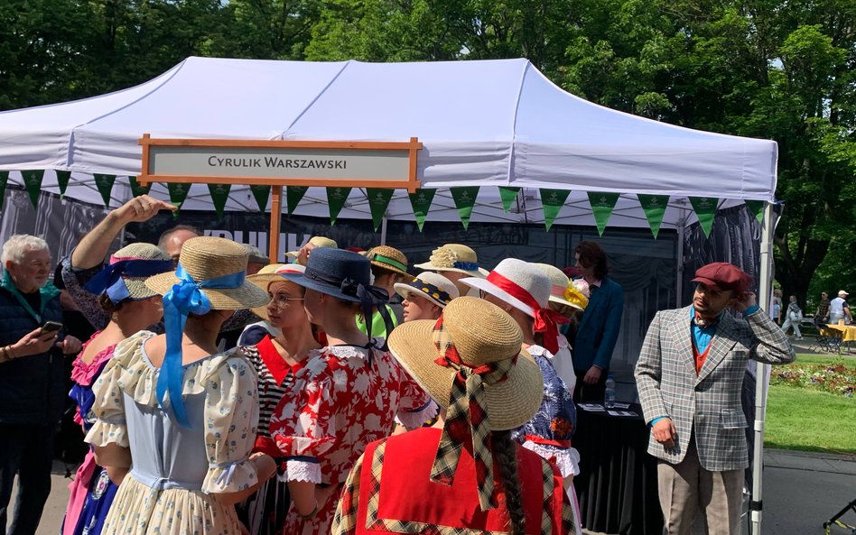 Charakterystyczne kapelusze i kolory, czyli moda sprzed stu lat