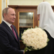 Władimir Putin wręcza Cyrylowi kwiaty 1 lutego 2022 roku w 13. rocznicę objęcia przezeń funkcji patr