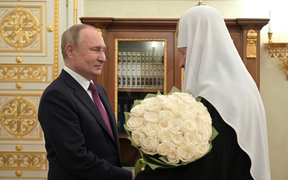 Władimir Putin wręcza Cyrylowi kwiaty 1 lutego 2022 roku w 13. rocznicę objęcia przezeń funkcji patr