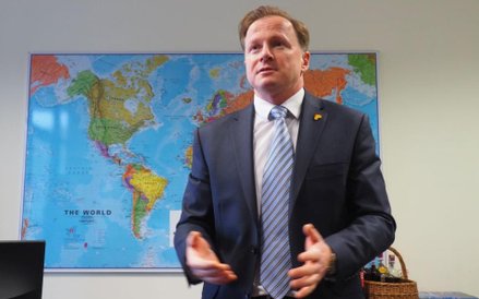 Prezes lubi przyjść do pracy rano, przed innymi