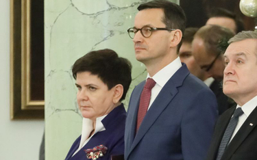 Była premier Beata Szydło (L) i desygnowany na premiera Mateusz Morawiecki podczas uroczystości, 8 b