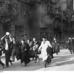 Cywilna ludność dzielnicy pędzona ul. Wolską
