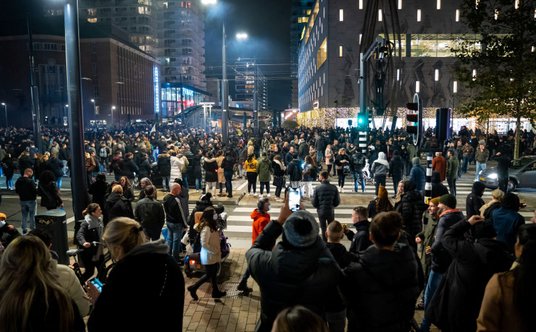 Rotterdam, uczestnicy protestu przeciw lockdownowi w Holandii