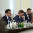 Minister finansów i gospodarki Andrzej Domański (L), szef KPRM Jan Grabiec (C) i wicepremier, minist