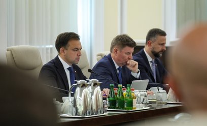 Minister finansów i gospodarki Andrzej Domański (L), szef KPRM Jan Grabiec (C) i wicepremier, minist