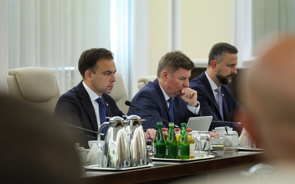 Minister finansów i gospodarki Andrzej Domański (L), szef KPRM Jan Grabiec (C) i wicepremier, minist