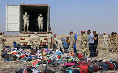 Rosyjscy ratownicy i egipscy żołnierze załadowują na ciężarówkę resztki bagażu pasażerów Airbusa