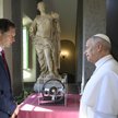 John Elkann prezentuje papieżowi Leonowi XIV najnowsze Ferrari Luce (3)