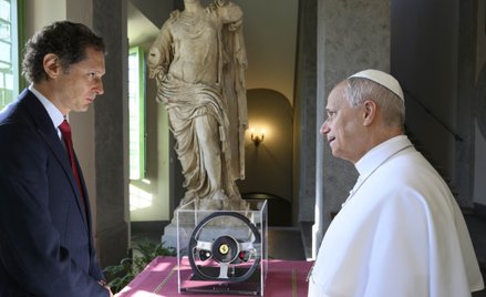 John Elkann prezentuje papieżowi Leonowi XIV najnowsze Ferrari Luce (3)