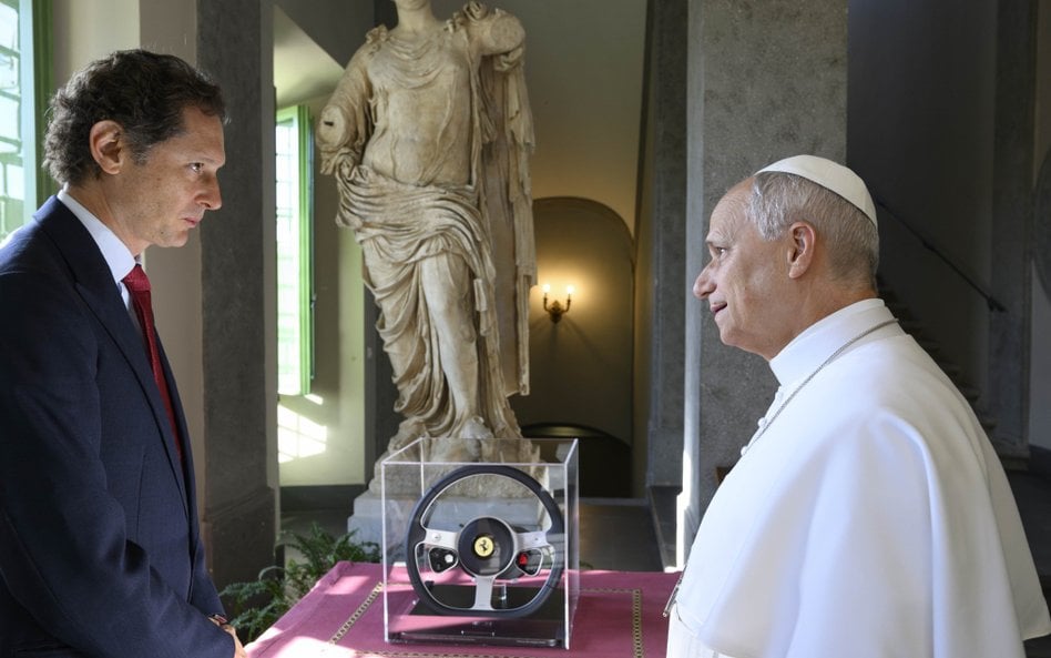 John Elkann prezentuje papieżowi Leonowi XIV najnowsze Ferrari Luce (3)