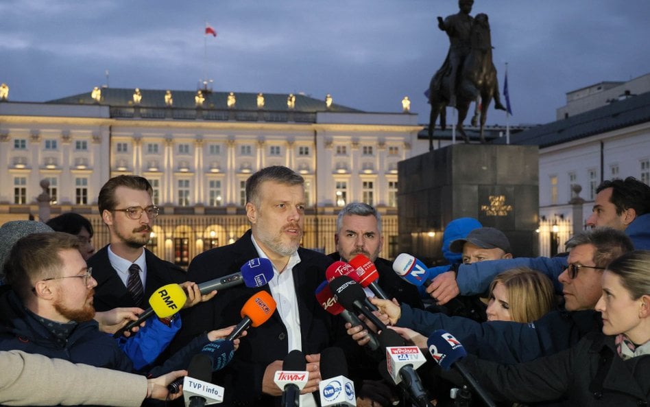 Współprzewodniczący Partii Razem Adrian Zandberg i poseł Maciej Konieczny po spotkaniu w Pałacu Prez