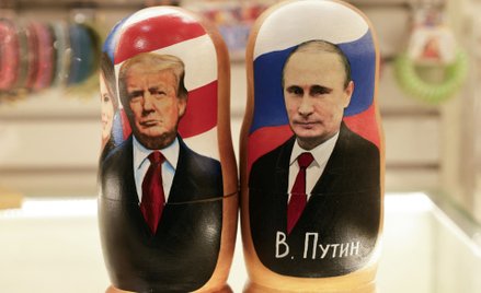 Tradycyjne rosyjskie matriozki z wizerunkami Trumpa i Putina,  wystawione w sklepie z pamiątkami na 