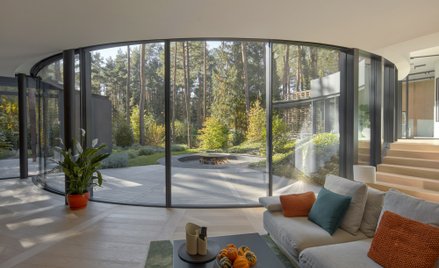 Strzeliste sosny tworzyły naturalny pierścień wokół niemal teatralnie doświetlonej polany – mówi arc