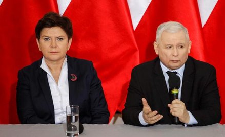 Pozycja Jarosława Kaczyńskiego (na zdjęciu z premier Beatą Szydło) wynika z władzy i autorytetu.