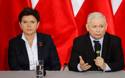 Pozycja Jarosława Kaczyńskiego (na zdjęciu z premier Beatą Szydło) wynika z władzy i autorytetu.