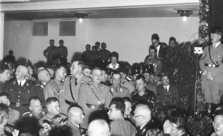 Jedno z nielicznych zdjęć ukazujących Hitlera wygłaszającego przemówienie w monachijskiej Bürgerbräu