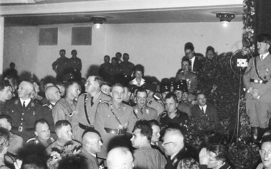 Jedno z nielicznych zdjęć ukazujących Hitlera wygłaszającego przemówienie w monachijskiej Bürgerbräu