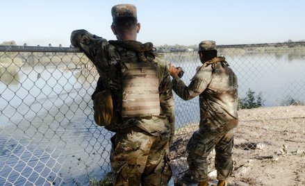 Patrol amerykańskiego Gwardii Narodowej nad brzegiem Rio Grande w Teksasie.
