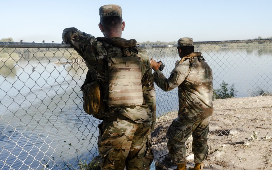 Patrol amerykańskiego Gwardii Narodowej nad brzegiem Rio Grande w Teksasie.