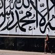 Kabul. Wielka flaga Islamskiego Emiratu Afganistanu, państwa talibów. Na białym tle czarnymi literam
