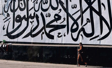 Kabul. Wielka flaga Islamskiego Emiratu Afganistanu, państwa talibów. Na białym tle czarnymi literam