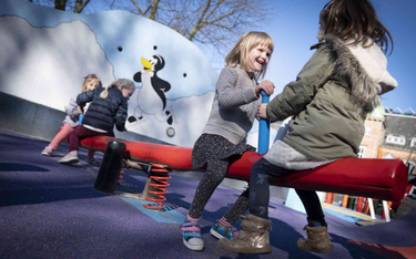 Dzieci na placu zabaw w Danii