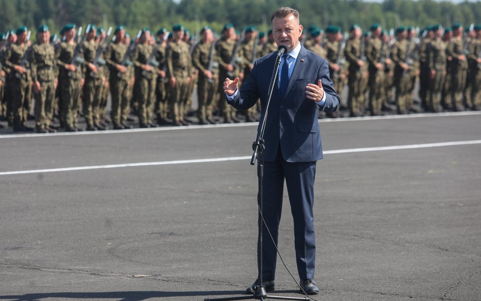 Mariusz Błaszczak podczas przysięgi wojskowej żołnierzy Dobrowolnej Zasadniczej Służby Wojskowej,