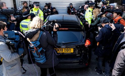 Dziennikarze czekający na samochód z twórcą WikiLeaks przed sądem w Londynie