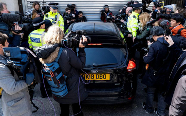 Dziennikarze czekający na samochód z twórcą WikiLeaks przed sądem w Londynie