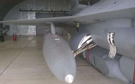 Samolot F-16 w hangarze