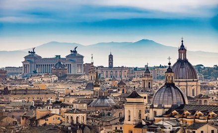 Nawet jeśli Rzym z bliska nie wygląda zbyt dobrze, a ulice straszą dziurami, widok z Castel Sant'Ang