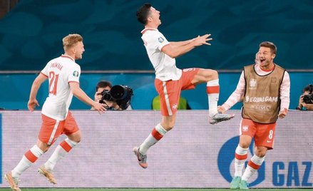 Robert Lewandowski po zdobyciu gola. Z lewej Kamil Jóźwiak, z prawej Karol Linetty
