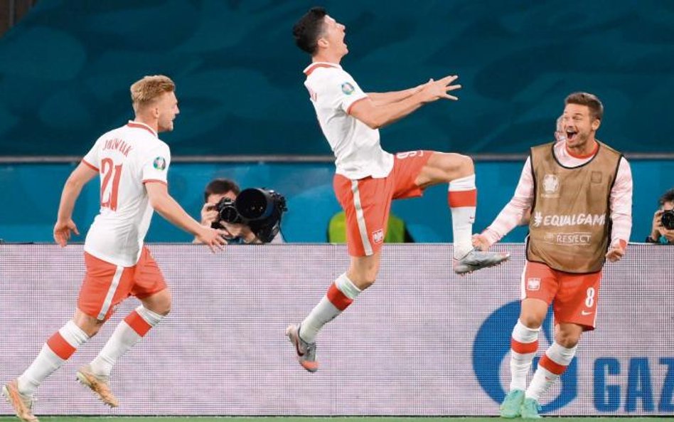 Robert Lewandowski po zdobyciu gola. Z lewej Kamil Jóźwiak, z prawej Karol Linetty