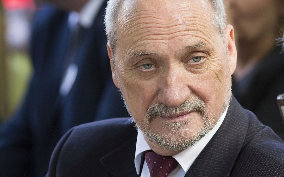 Kozubal: Szef MON na tropie układu