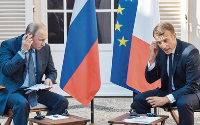 W 2017 r. Emmanuel Macron przyjmował Władimira Putina w Wersalu. Teraz postawił na bardziej kameraln