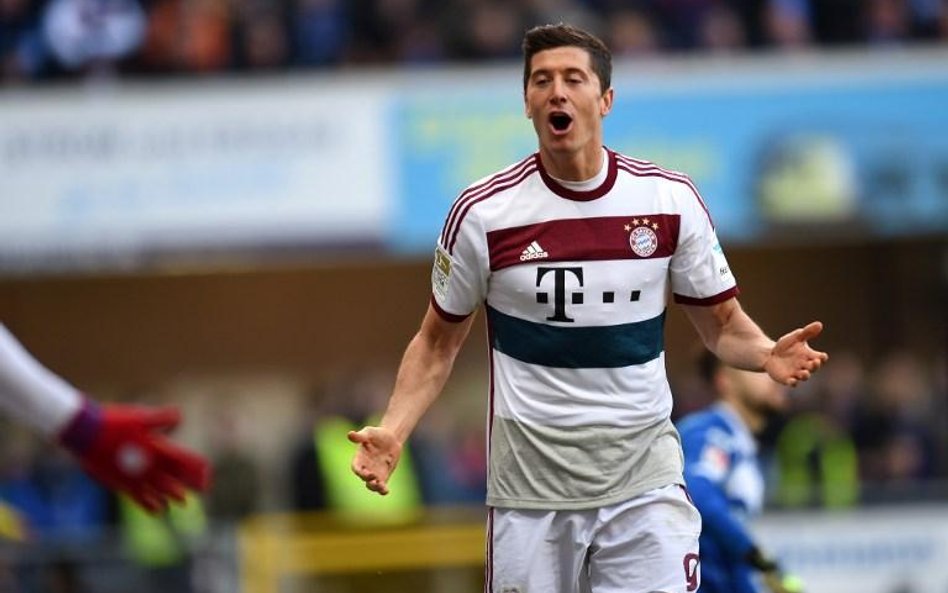 Robert Lewandowski podczas meczu Bayernu z Paderborn