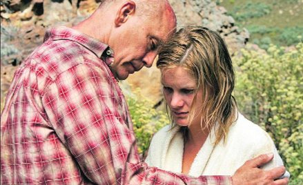 Po dramatycznych wydarzeniach na farmie, w wyniku których cierpią i David, i jego córka (Jessica Hai