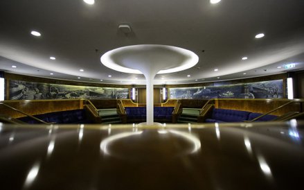 Skąpany w świetle centralny hol statku. Wśród znanych pasażerów statku byli m.in. Beatlesi - Ringo S