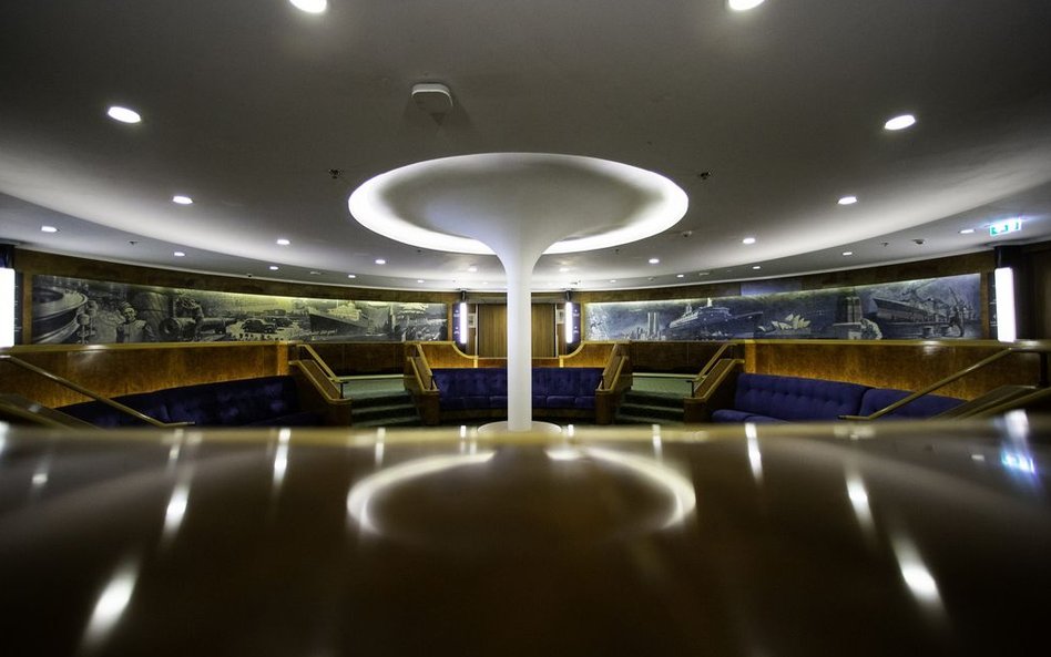 Skąpany w świetle centralny hol statku. Wśród znanych pasażerów statku byli m.in. Beatlesi - Ringo S