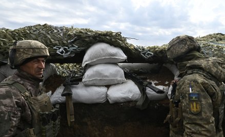 Ukraińcy w okopach w rejonie Bachmutu