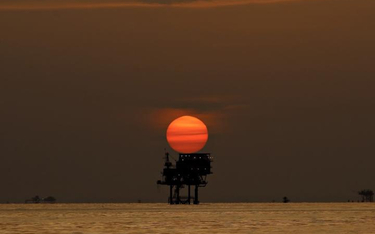 Surowce: ropa naftowa zaczęła tanieć