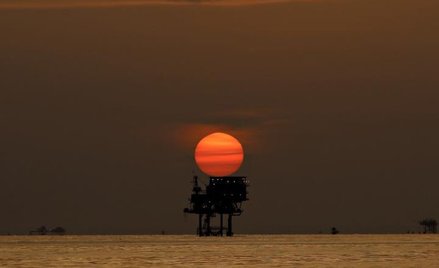 Surowce: ropa naftowa zaczęła tanieć