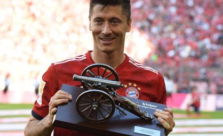 Robert Lewandowski z trofeum dla najlepszego strzelca Bundesligi.