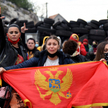 Na drodze do Cetynii antyserbscy manifestanci, a za nimi zapora z opon
