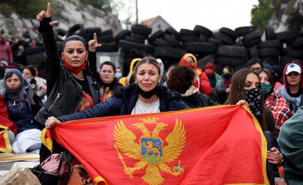 Na drodze do Cetynii antyserbscy manifestanci, a za nimi zapora z opon